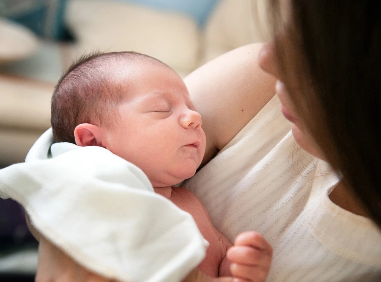 How Babywearing Before Bedtime Can Help Your Baby Sleep Better